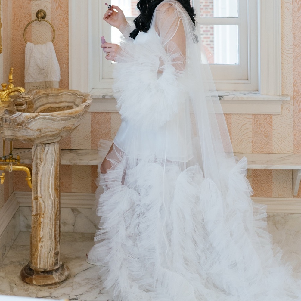 Voir Bride Elegant White Feathered Robe